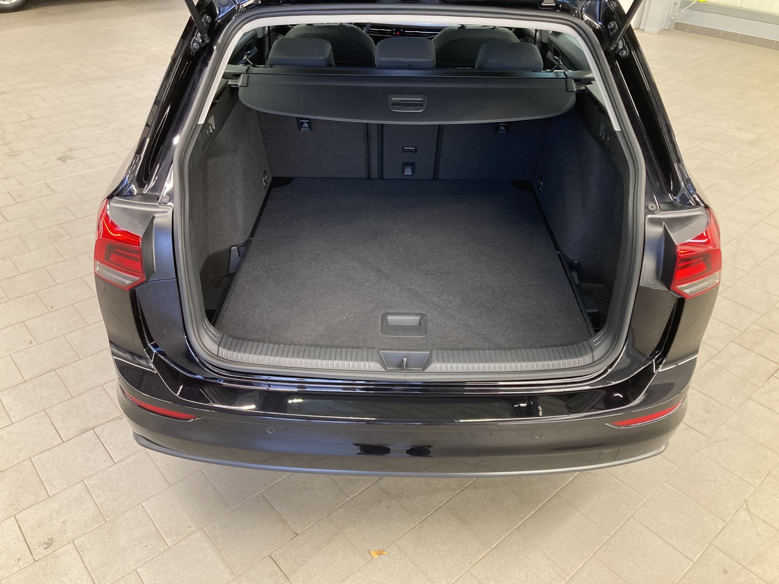 Golf 8 Variant eTSI DSG Life Navi AHK TravelAssist