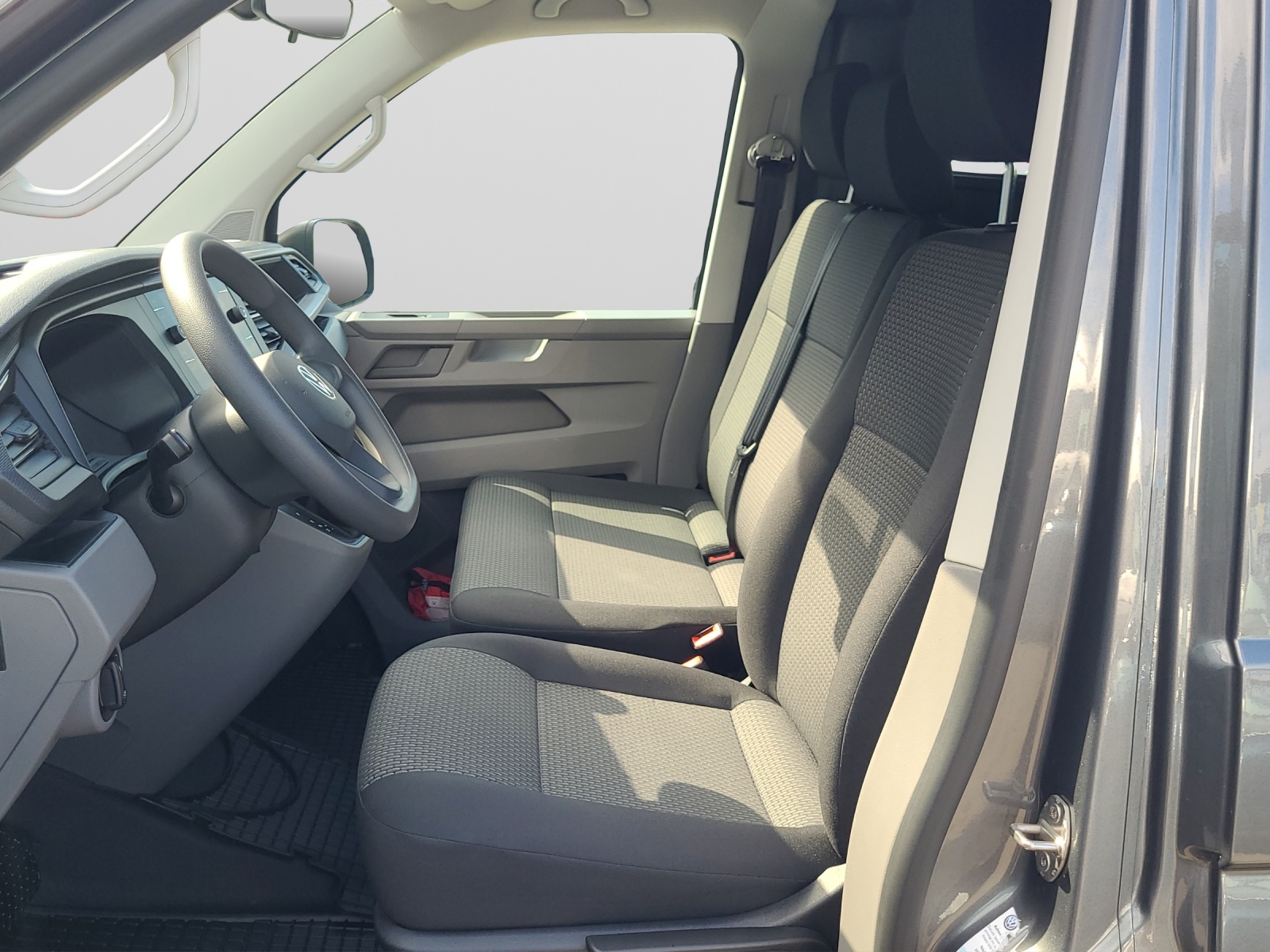T6 Transporter Kombi 6.1 2.0 TDI DSG LR 9 Sitzer Navi Doppelklima PDC Kamera