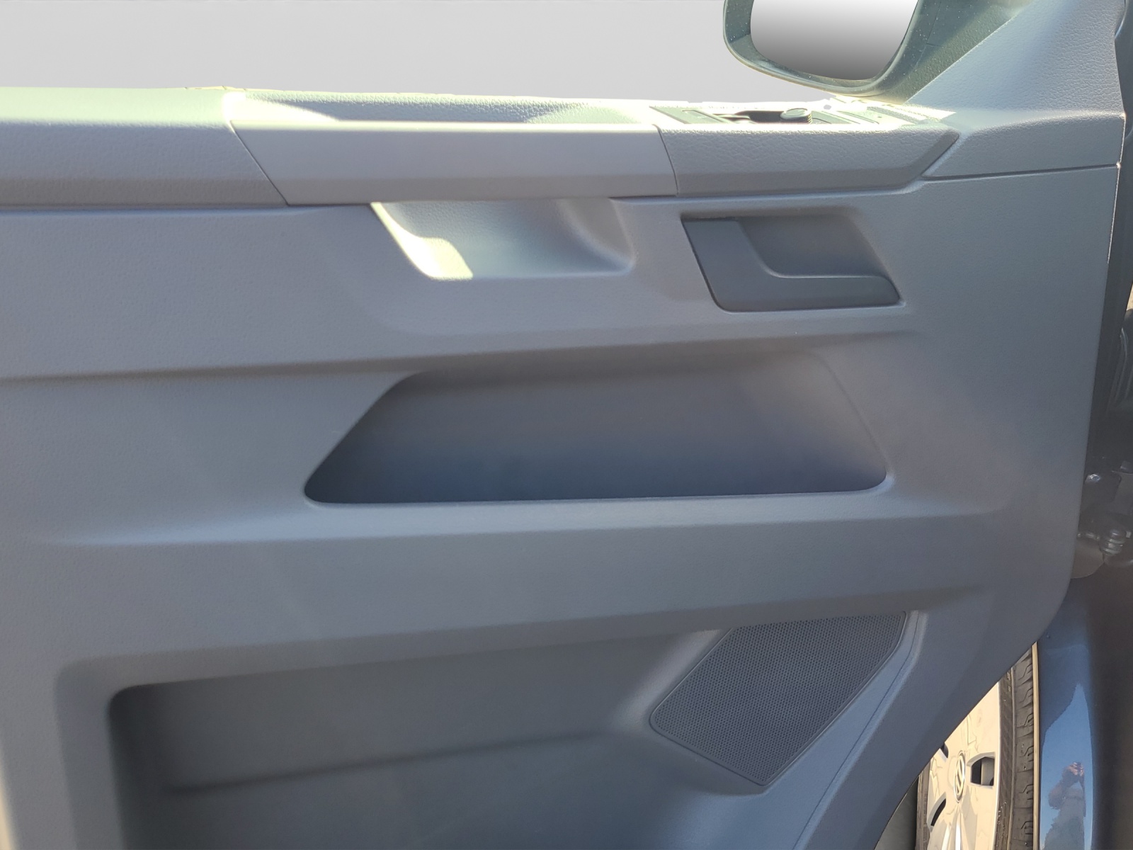 T6 Transporter Kombi 6.1 2.0 TDI DSG LR 9 Sitzer Navi Doppelklima PDC Kamera