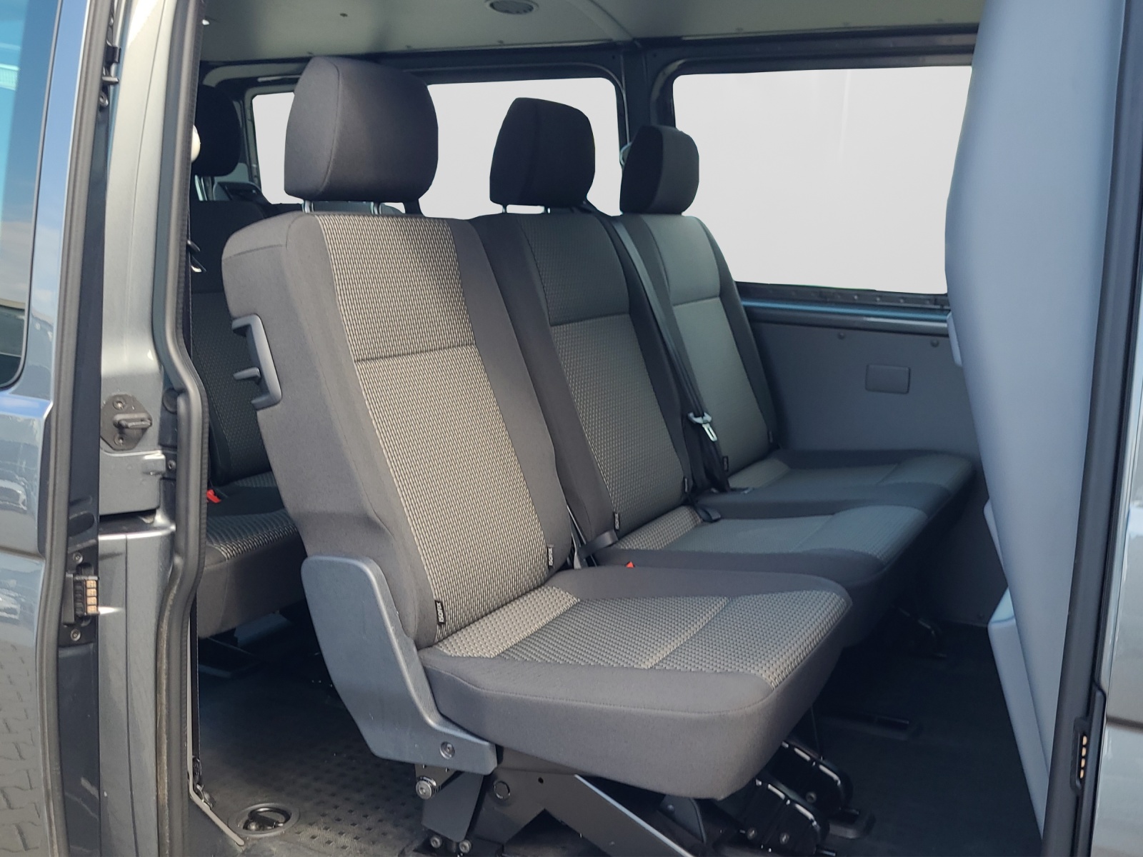 T6 Transporter Kombi 6.1 2.0 TDI DSG LR 9 Sitzer Navi Doppelklima PDC Kamera