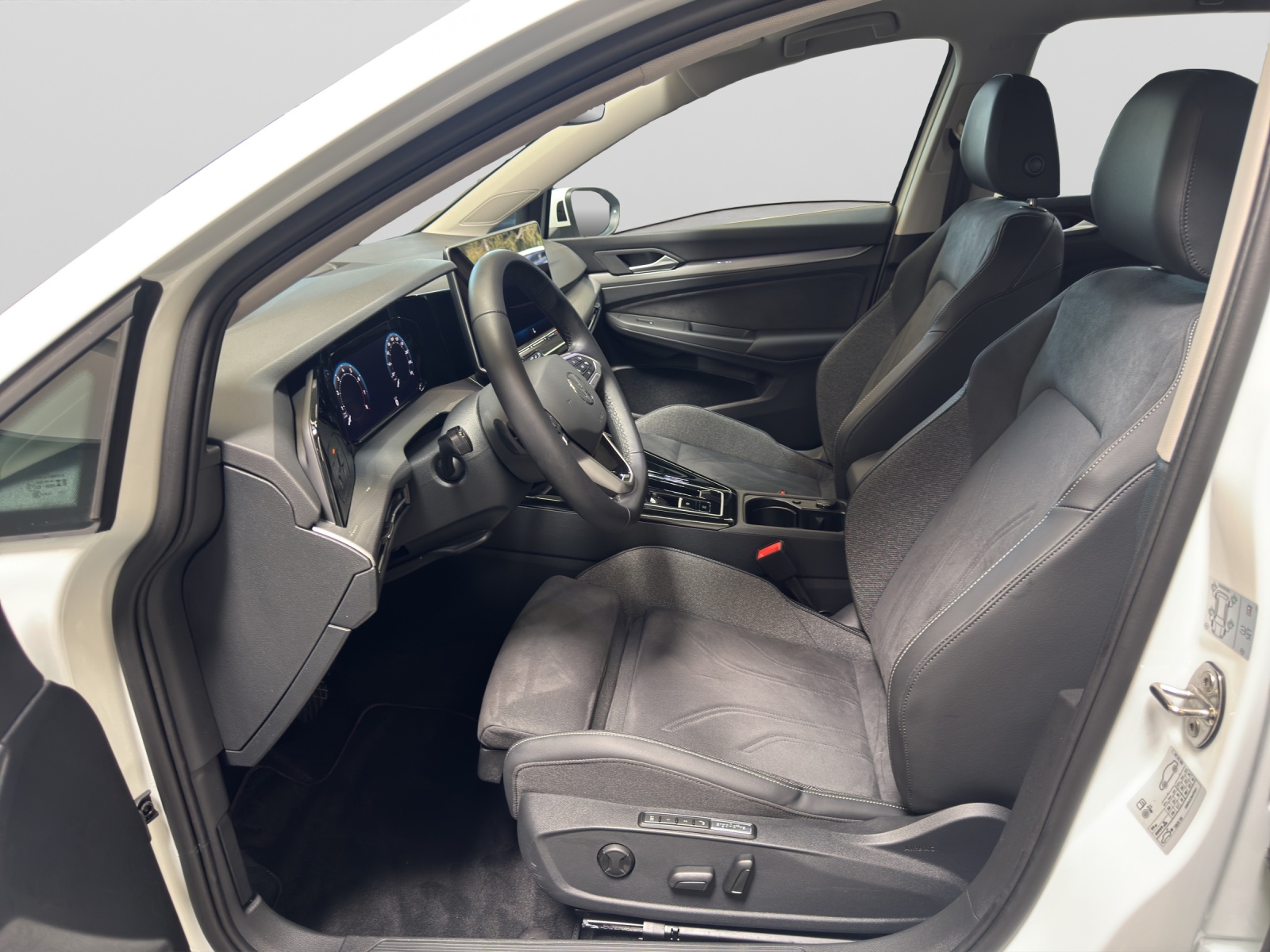 Golf 8 eTSI DSG Style IQ-Light HeadUp AHK ACC Ergositz