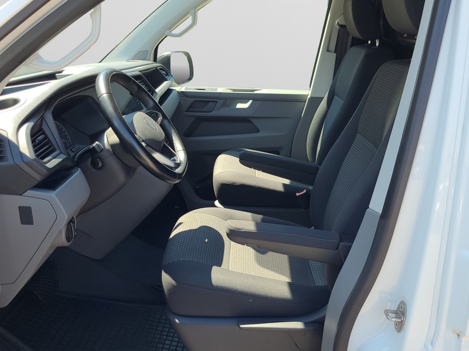T6 Transporter Kasten 2.0 TDI 6.1 DSG SH links Klima PDC GRA Navi