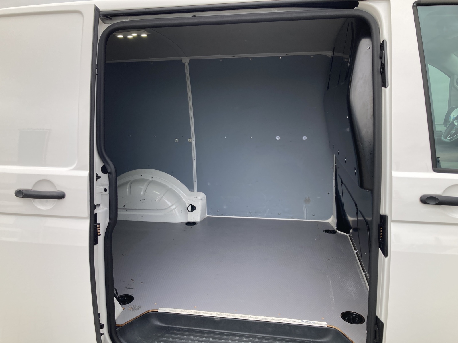 T6 Transporter 6.1 Kasten 2.0 TDI GRA LED Navi PDC KLIMA Wasserzusatzheizung