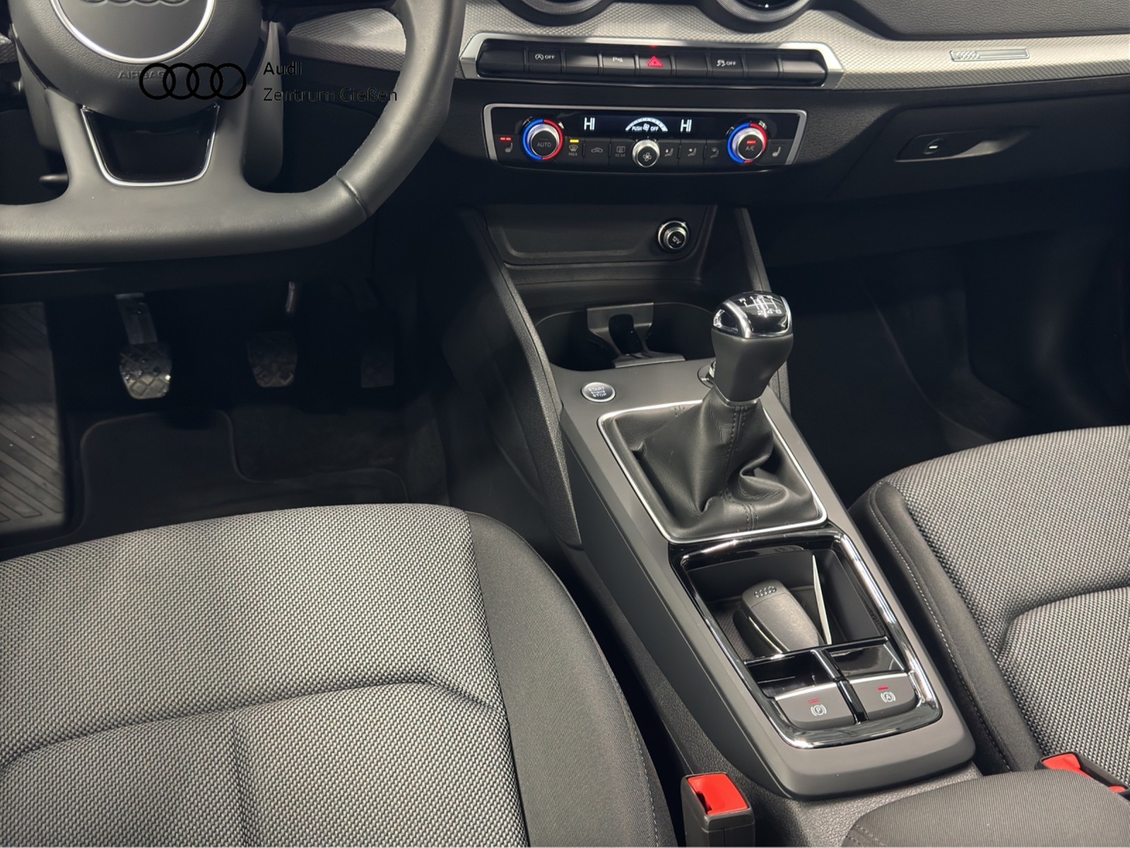 Q2 30 TFSI advanced black Navi Assistenzpaket Parken