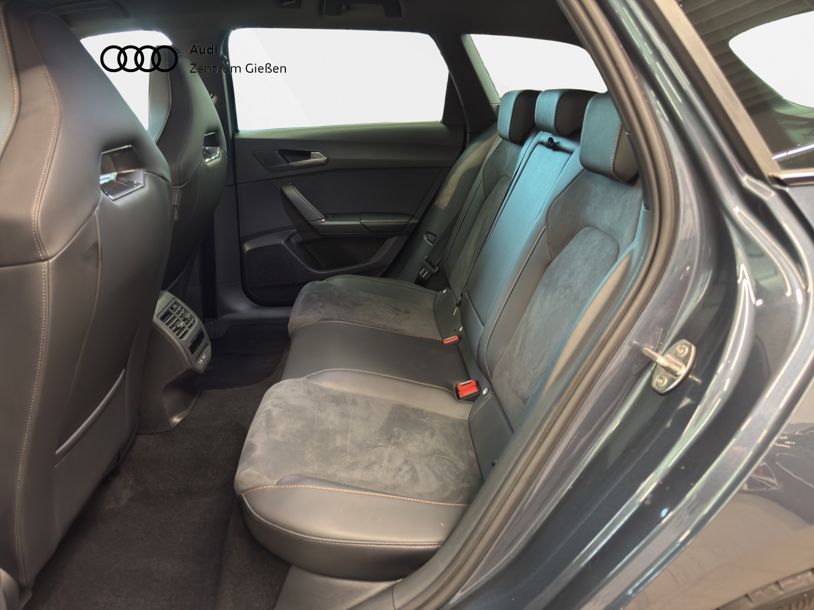 Leon Sportstourer 2.0 TSI DSG 4Drive VZ Navi LED ACC DCC