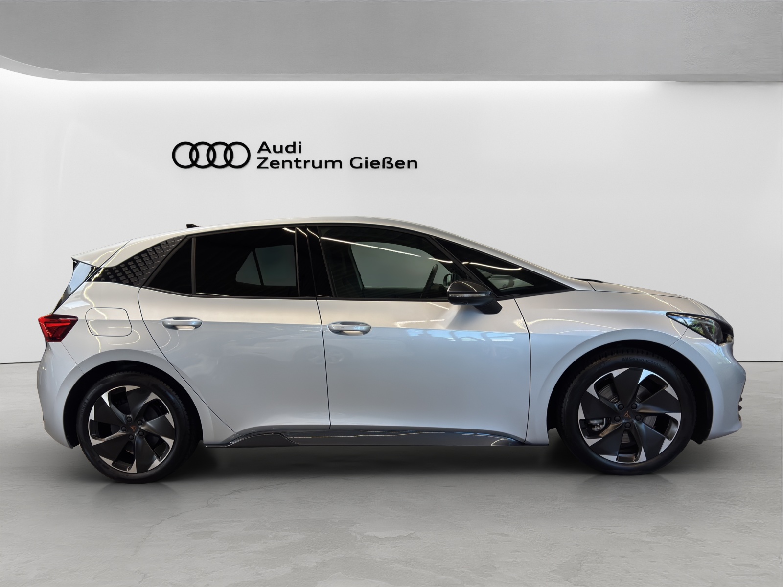Born e-Boost 170kW (77kWh) HuD Tech-Paket M Navi ACC