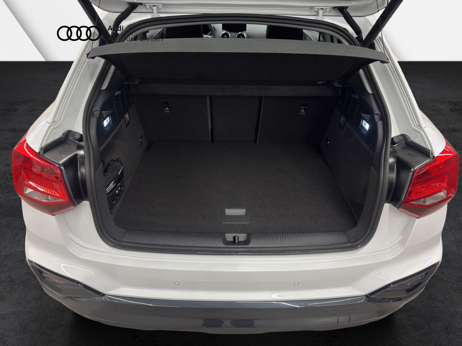 Q2 35 TFSI S-tronic advanced black AHK Navi Kamera