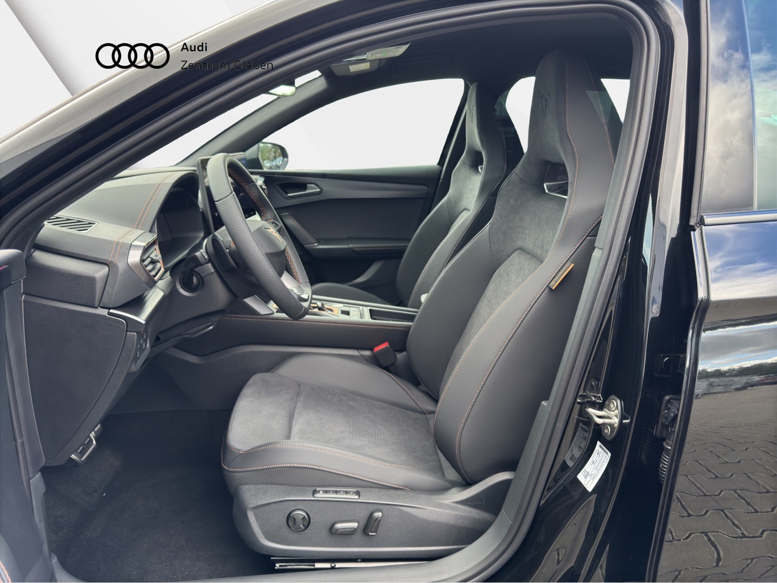 Leon Sportstourer 2.0 TSI 4Drive DSG VZ AHK MATRIX-LED Navi ACC DCC