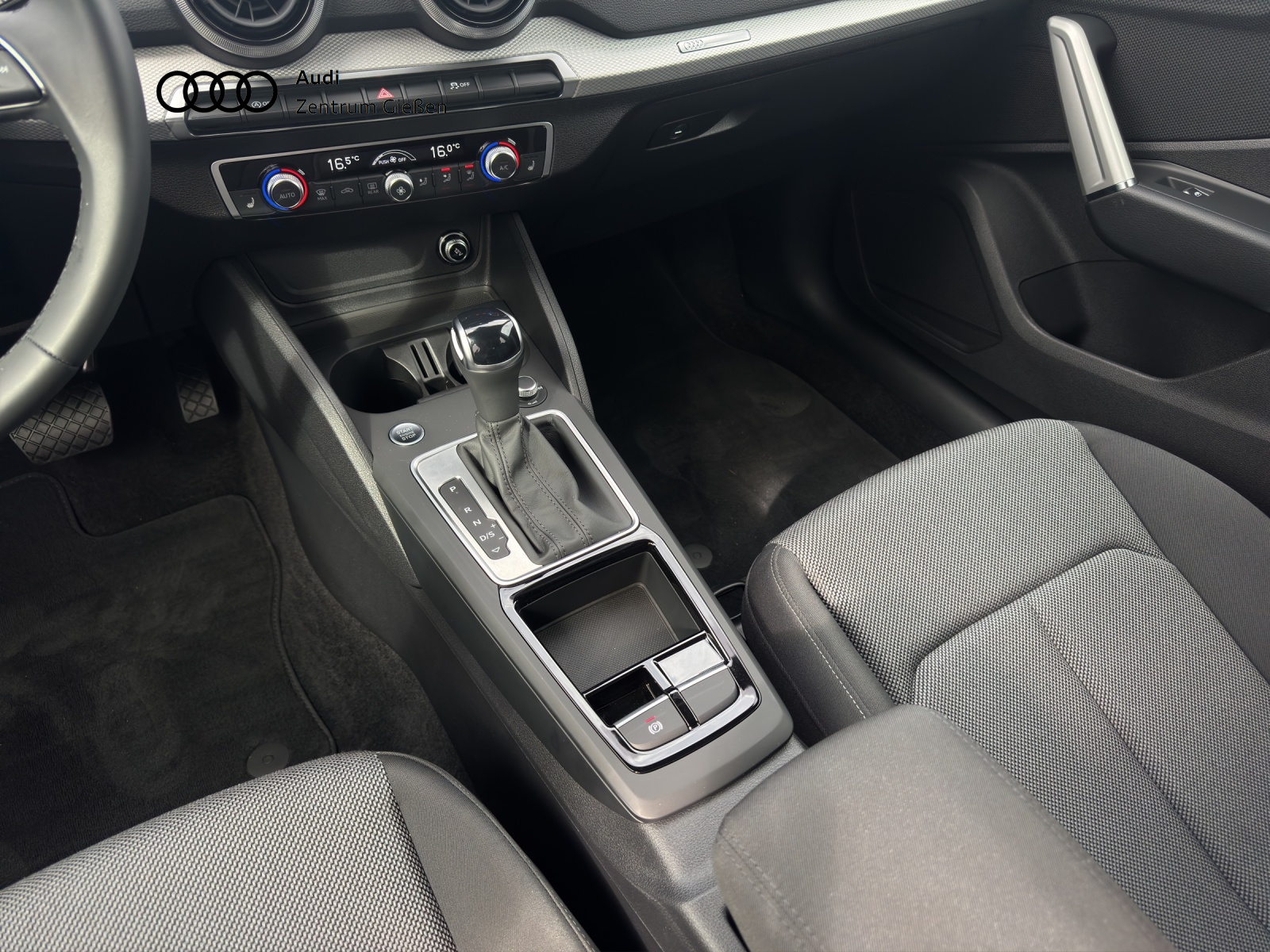 Q2 35 TFSI S-tronic advanced black AHK Matrix-LED Navi Plus