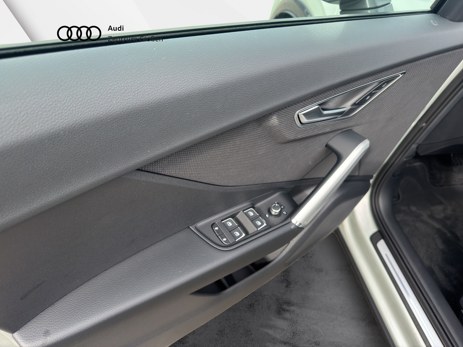 Q2 35 TFSI S-tronic advanced black AHK Matrix-LED Navi Plus