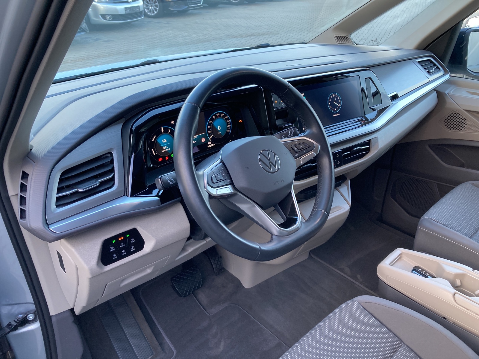 T7 Multivan Life eHybrid KÜ IQ Light Kamera AHK 7 Sitzer Navi Climatronik