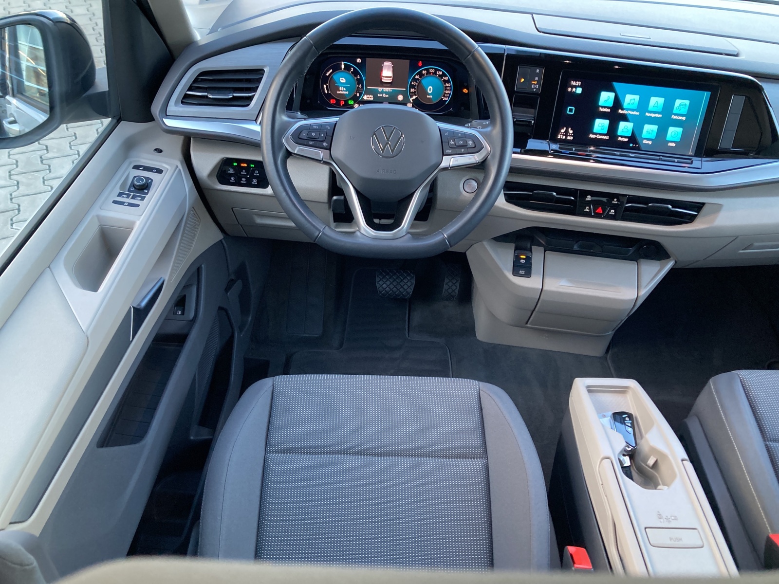 T7 Multivan Life eHybrid KÜ IQ Light Kamera AHK 7 Sitzer Navi Climatronik