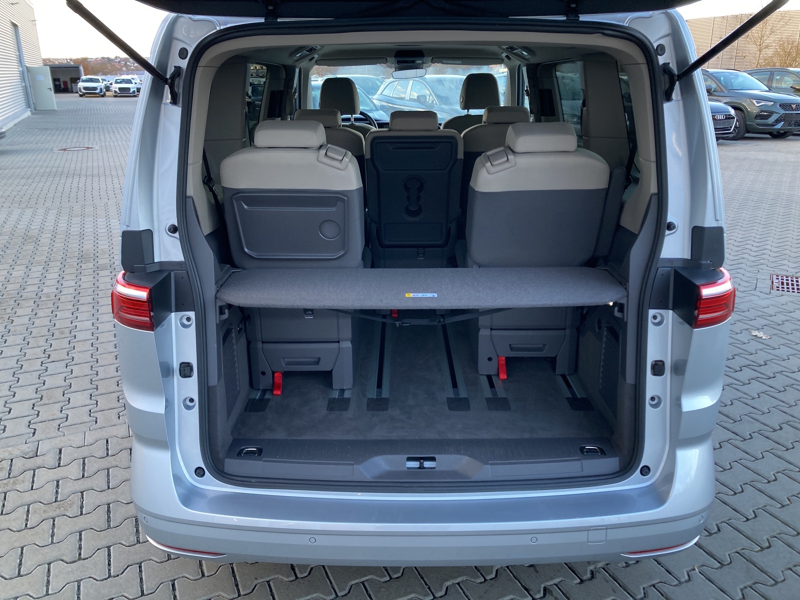 T7 Multivan Life eHybrid KÜ IQ Light Kamera AHK 7 Sitzer Navi Climatronik