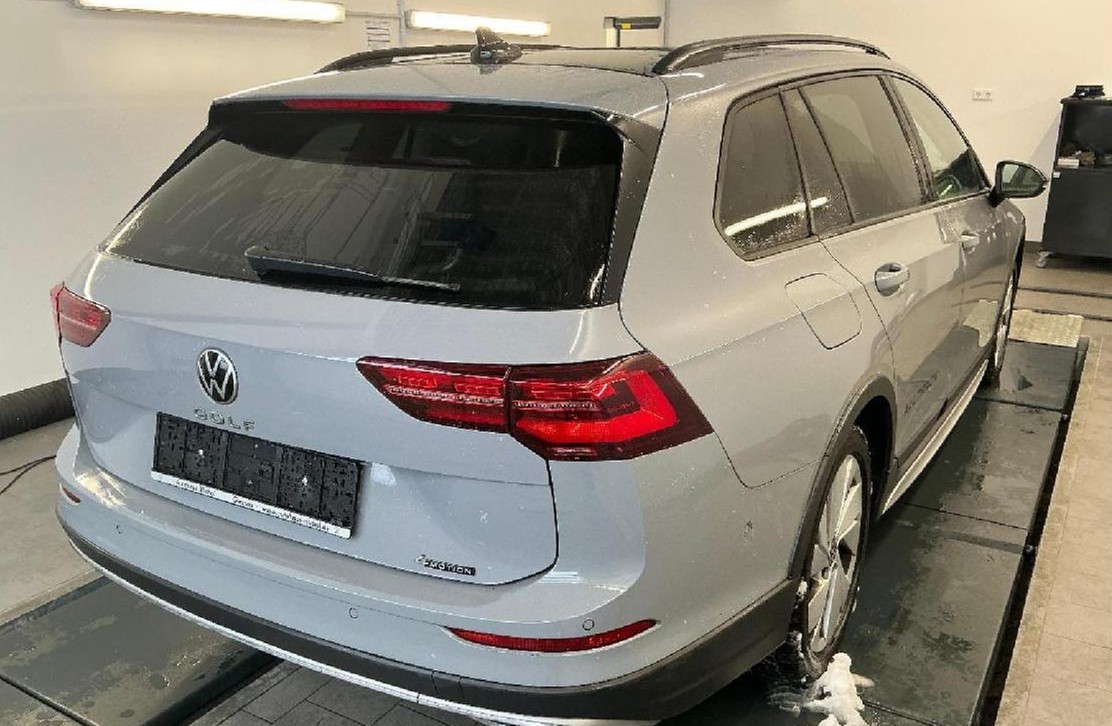 Golf 8 Variant TDI DSG 4M Alltrack Black Style IQ-Light Pano AHK Kamera