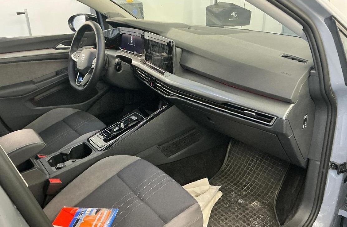 Golf 8 Variant TDI DSG 4M Alltrack Black Style IQ-Light Pano AHK Kamera