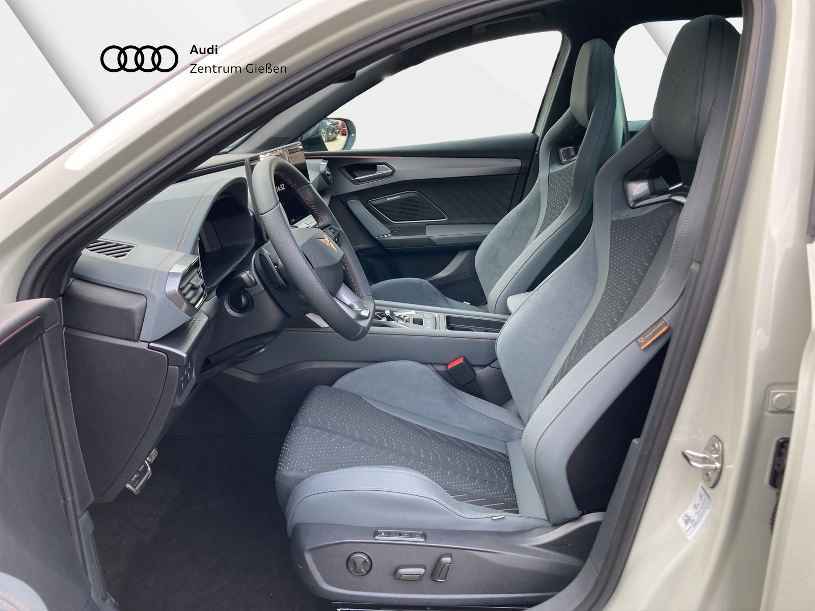 Leon Sportstourer 2.0 TSI VZ Extreme AKEBONO Pano AHK Navi