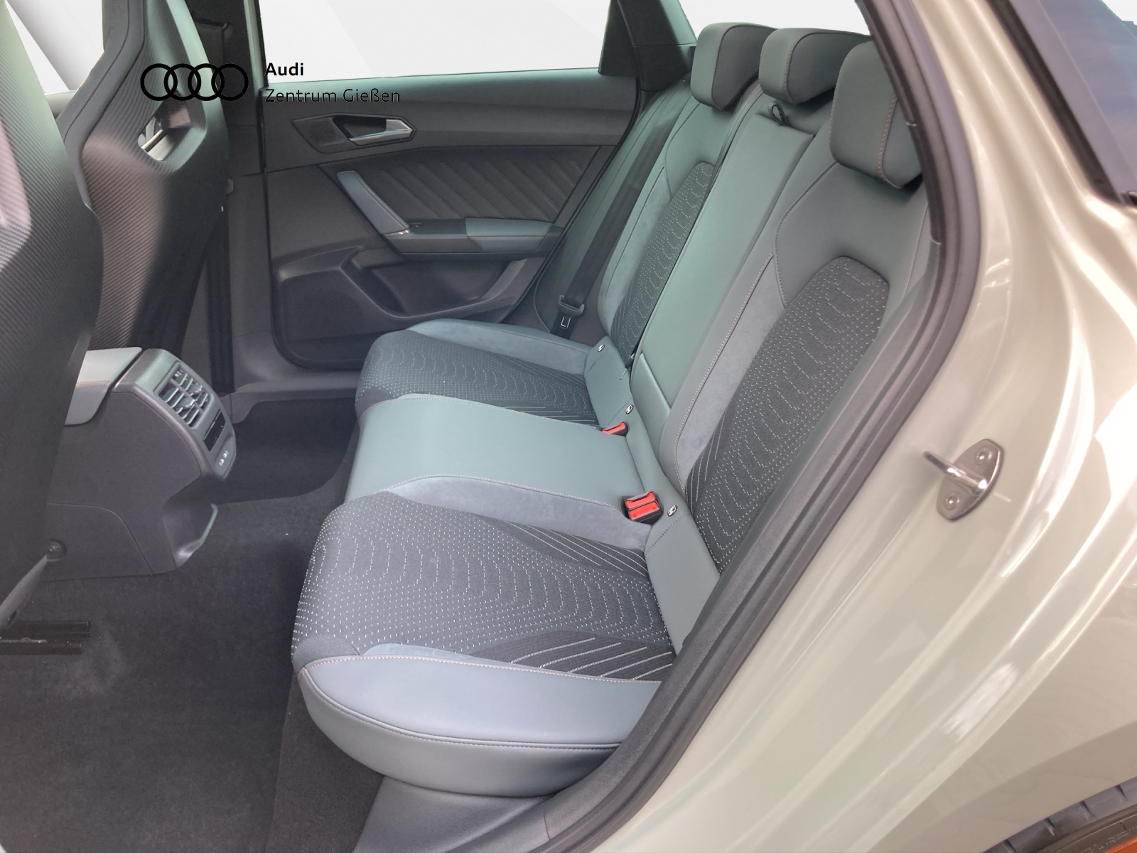 Leon Sportstourer 2.0 TSI VZ Extreme AKEBONO Pano AHK Navi