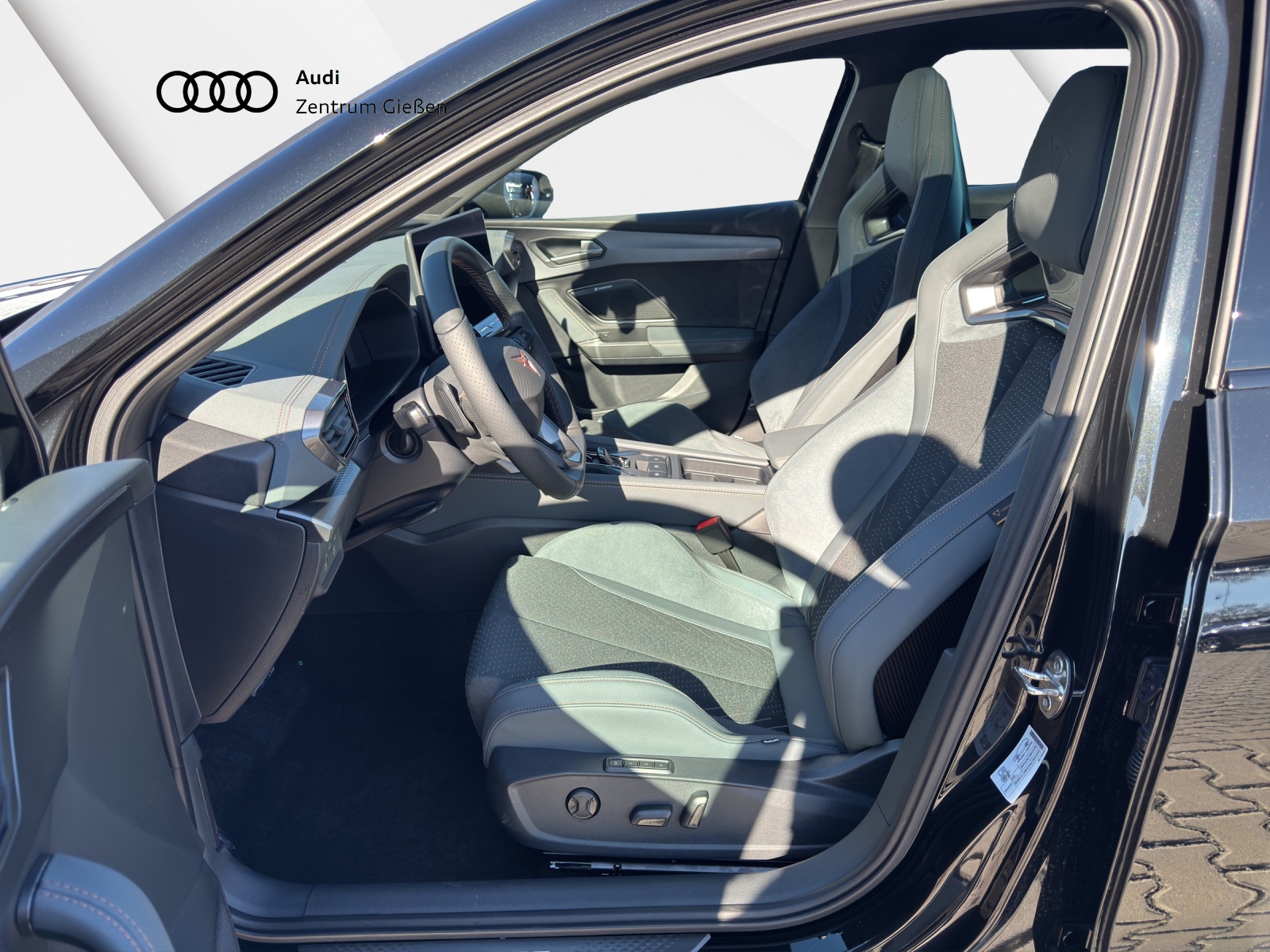 Leon Sportstourer 2.0 TSI VZ Extreme AKEBONO Pano AHK Navi