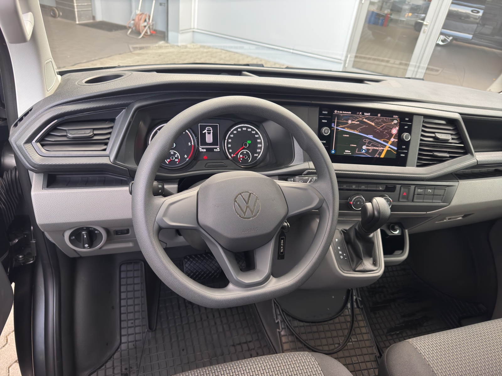 T6 Kombi 6.1 2.0 TDI LR DSG 9 Sitzer Doppel-Klima Navi Kamera PDC