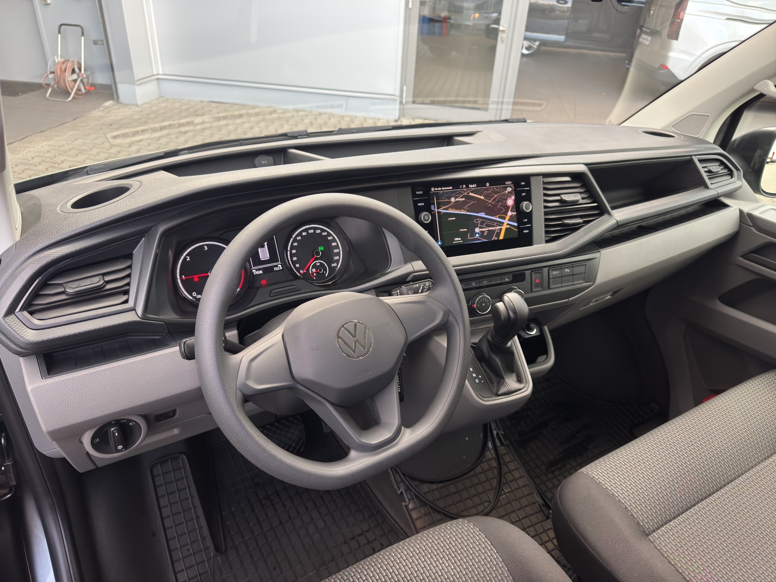 T6 Kombi 6.1 2.0 TDI LR DSG 9 Sitzer Doppel-Klima Navi Kamera PDC