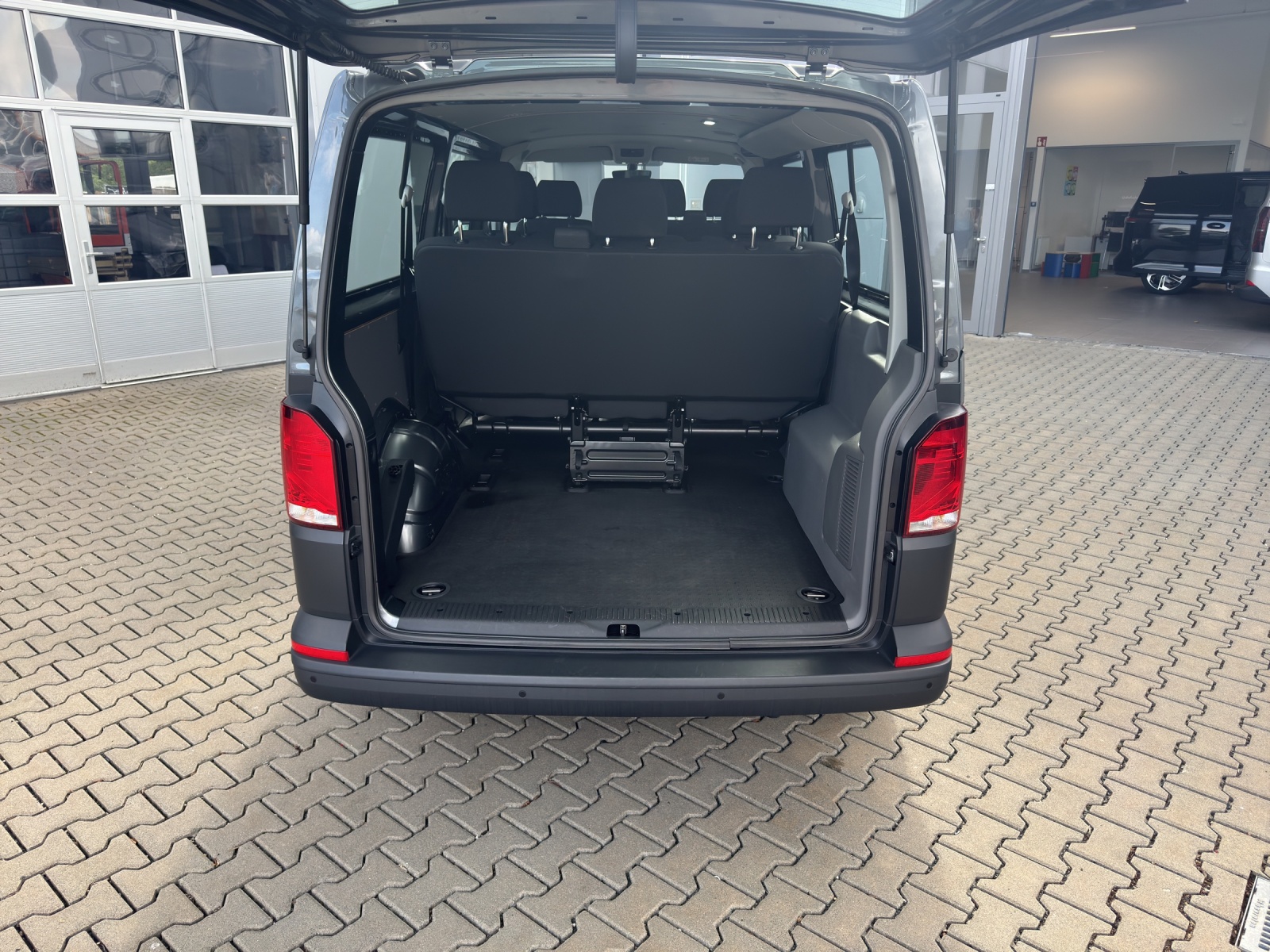 T6 Kombi 6.1 2.0 TDI LR DSG 9 Sitzer Doppel-Klima Navi Kamera PDC