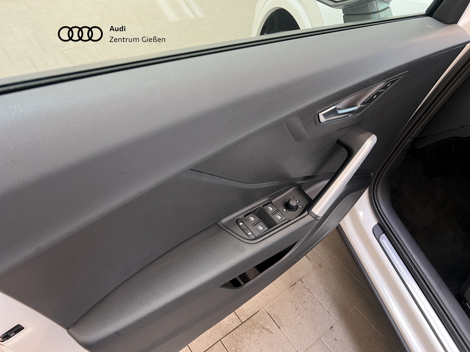 Q2 35 TFSI sport MMI Navi AHK LED