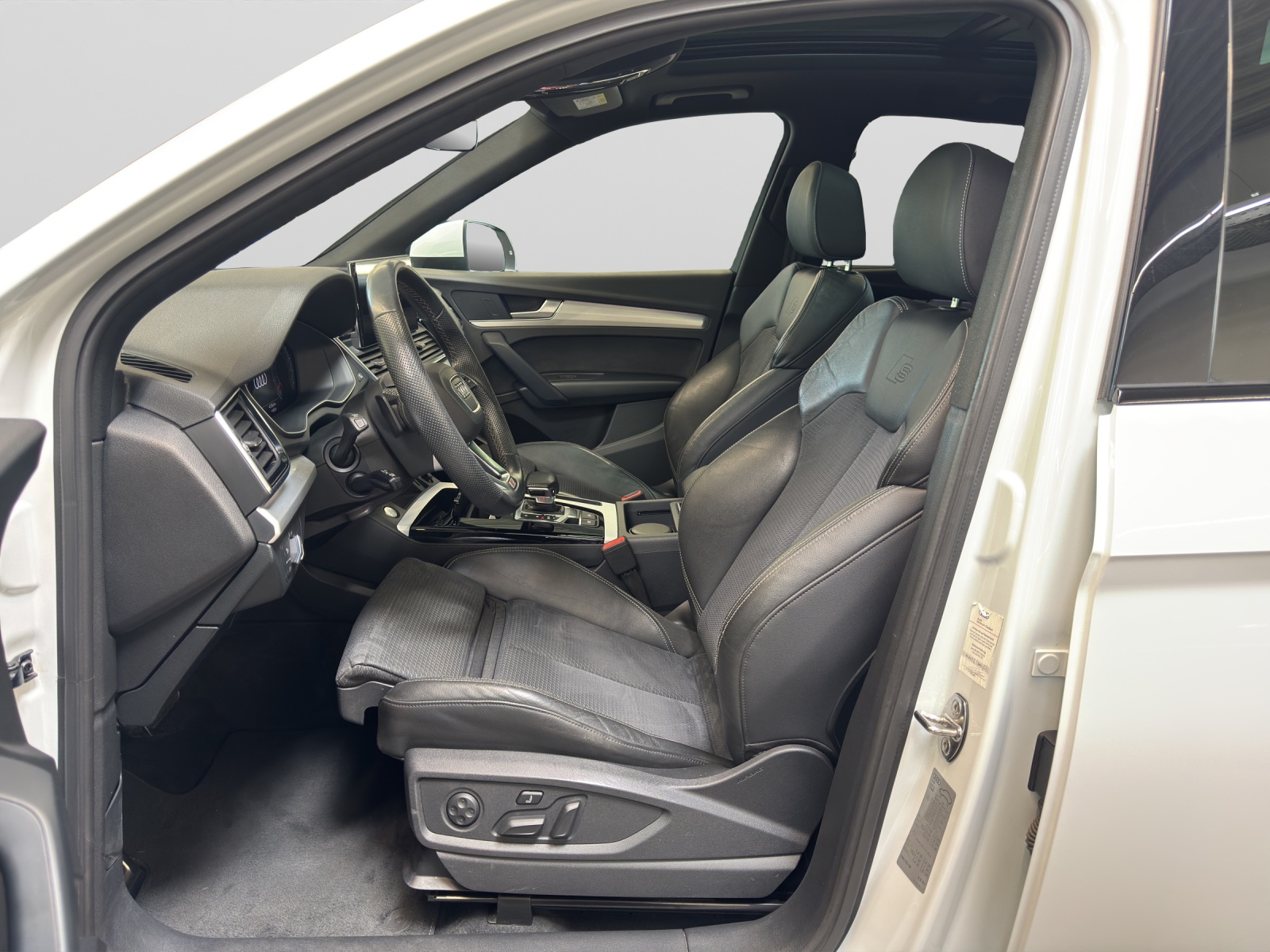 Q5 40 TDI quattro S line Black AHK Pano Matrix Assistenzpakete