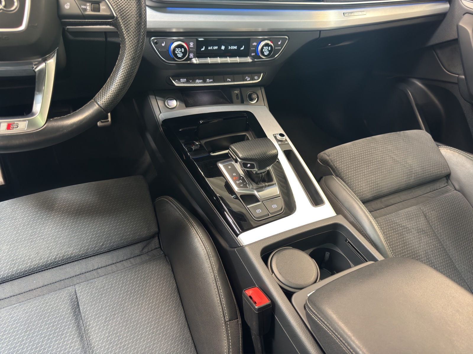 Q5 40 TDI quattro S line Black AHK Pano Matrix Assistenzpakete