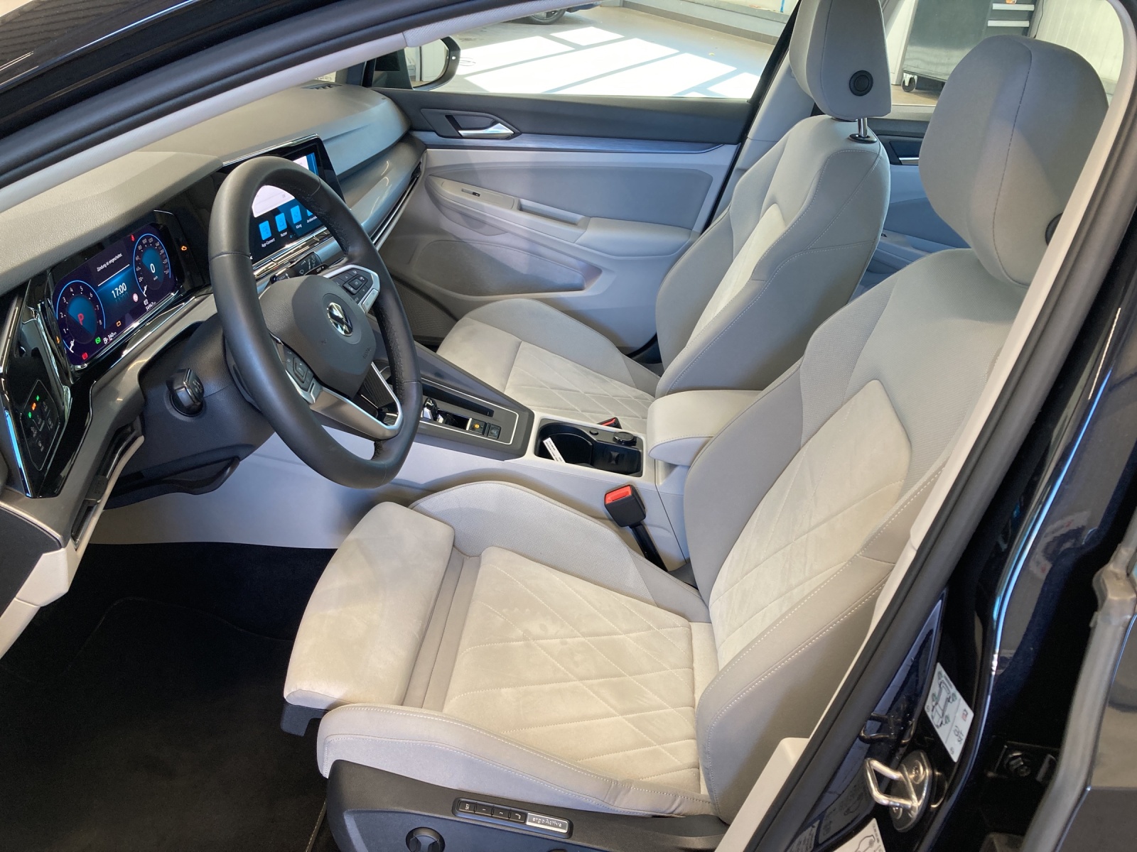 Golf 8 eTSI DSG Style IQ-Light Navi AHK Kamera