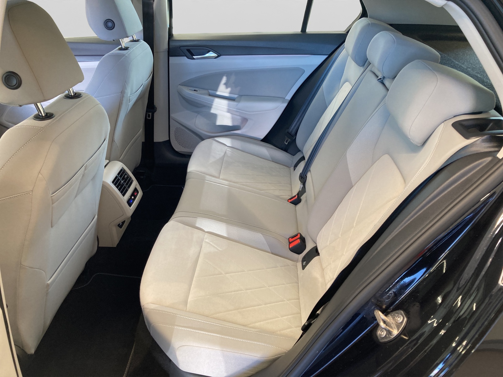 Golf 8 eTSI DSG Style IQ-Light Navi AHK Kamera