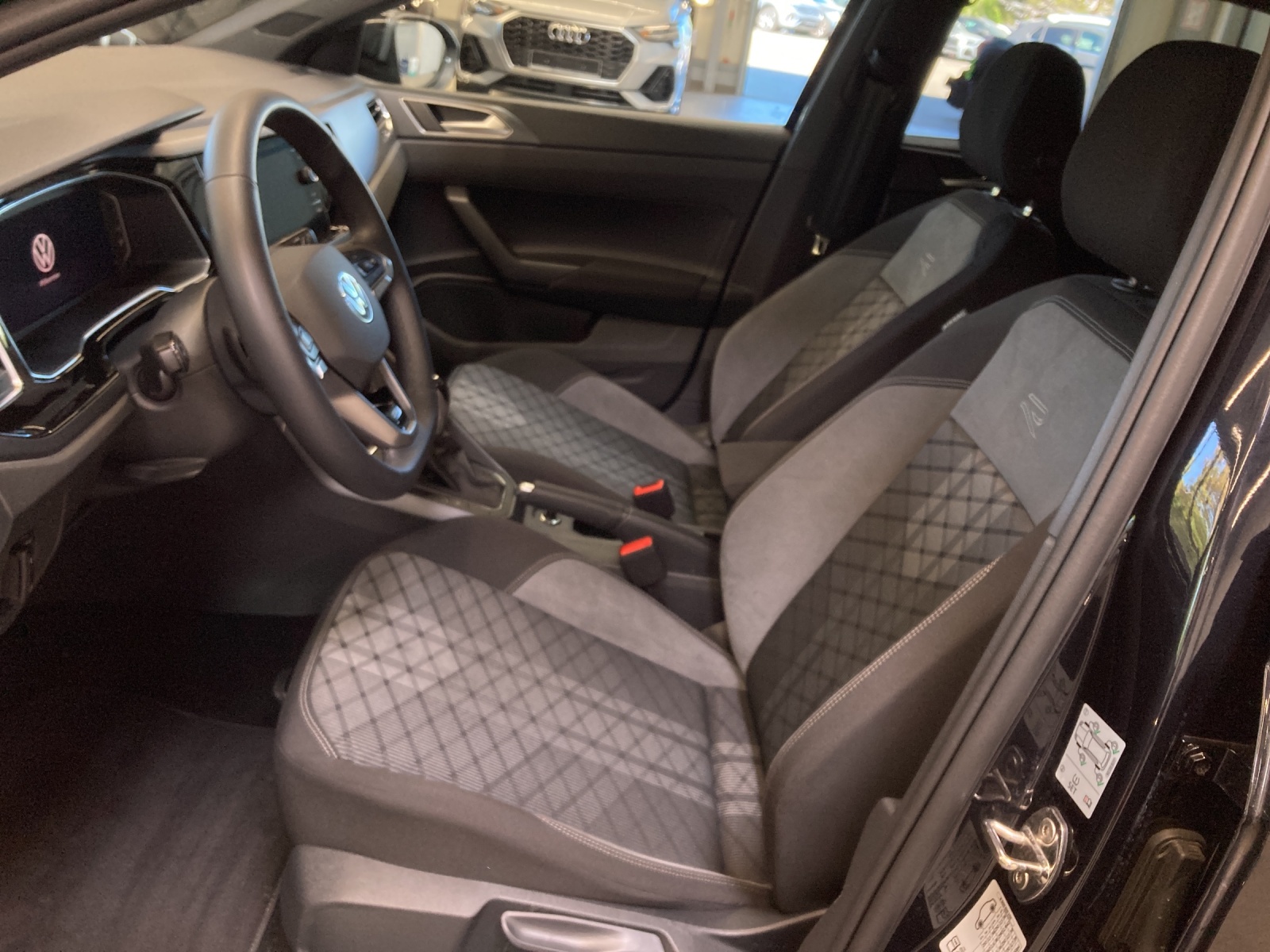 Taigo TSI DSG R-Line IQ-Light TravelAssist Navi AHK