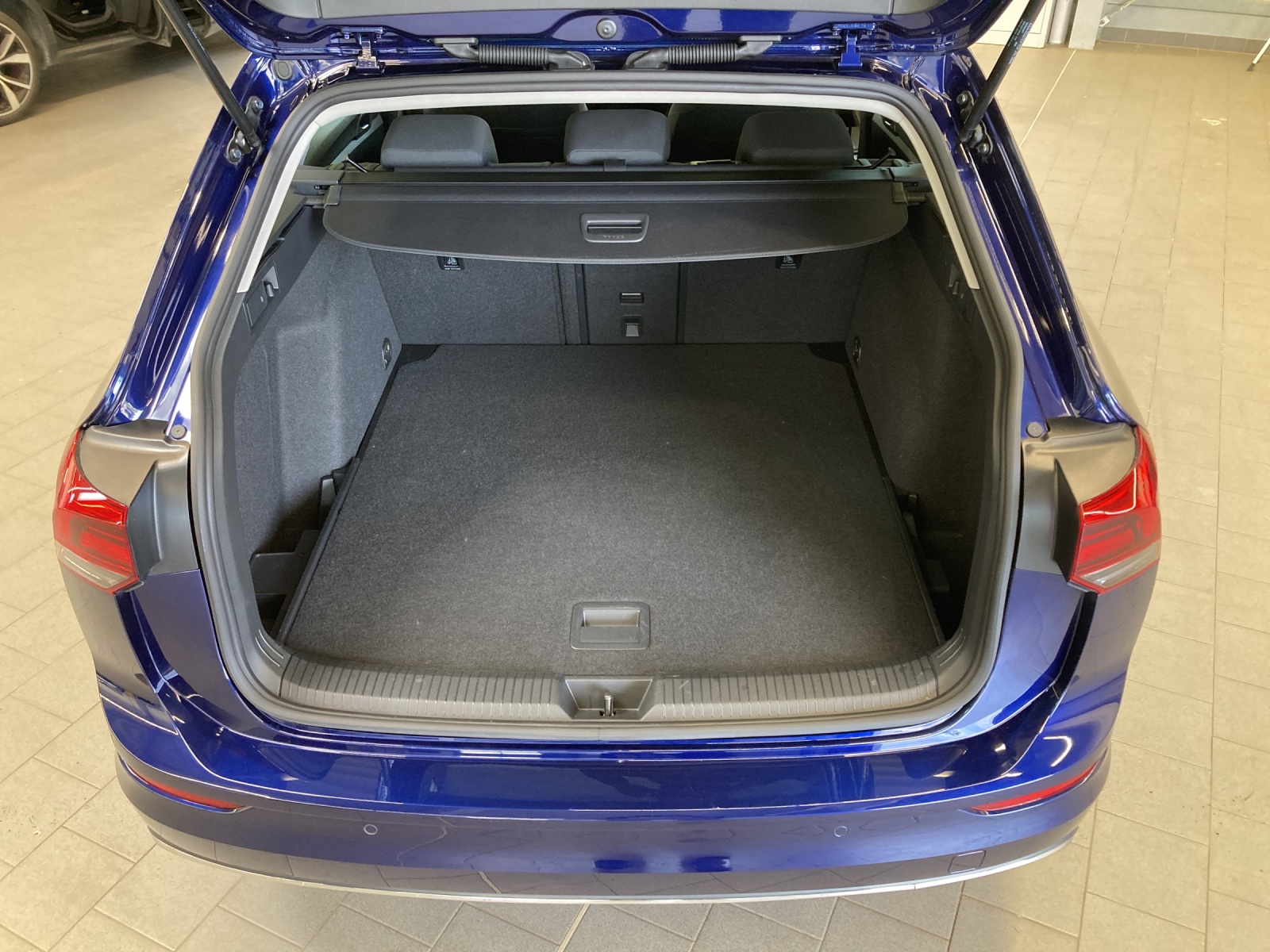 Golf 8 Variant TSI DSG Style LED-Plus Navi AHK ACC HarmannKardon