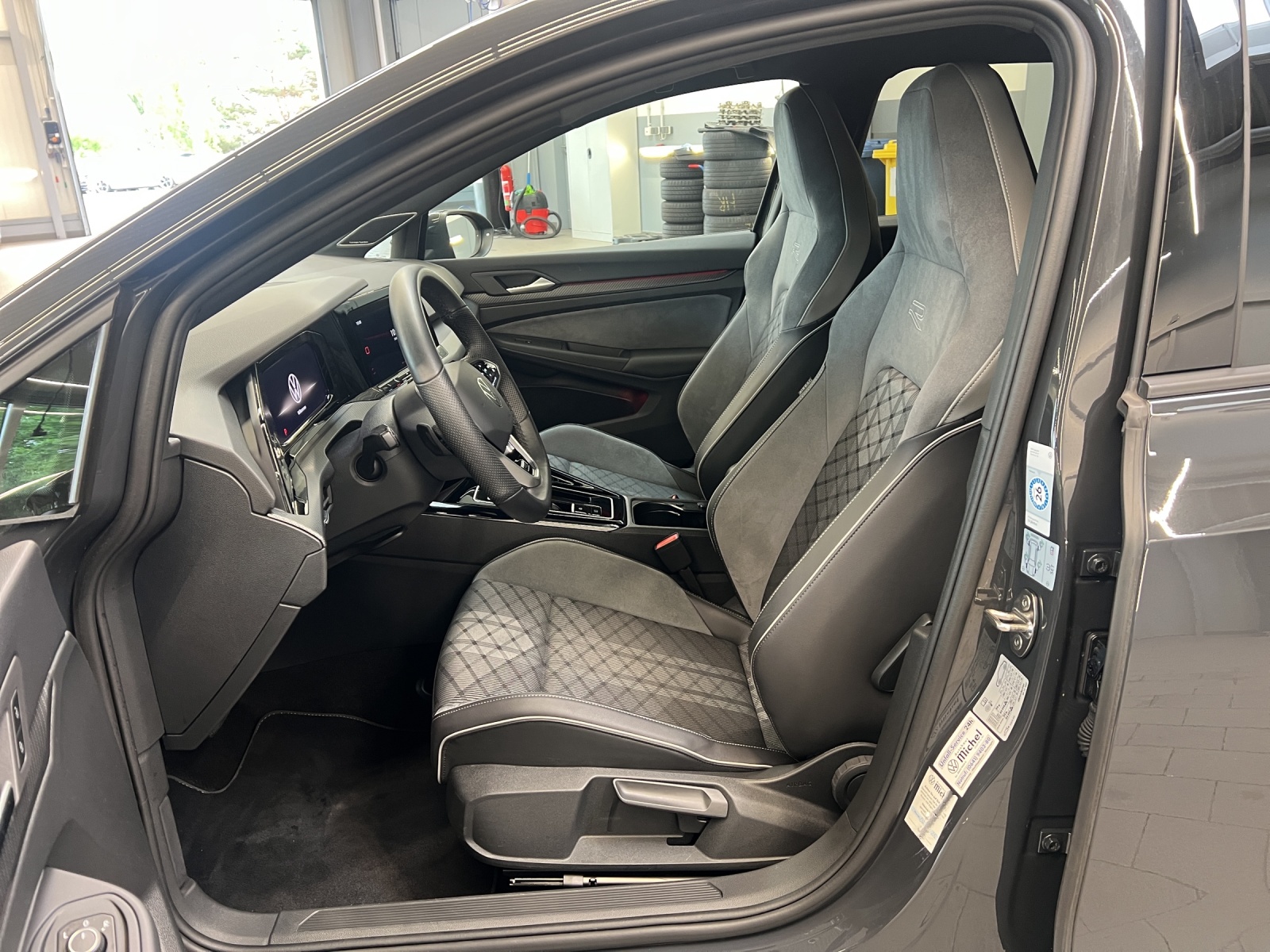 Golf VIII Variant 1.5 eTSI DSG R-Line IQ-Light Navi Alu-18Zoll Harmann-Kardon
