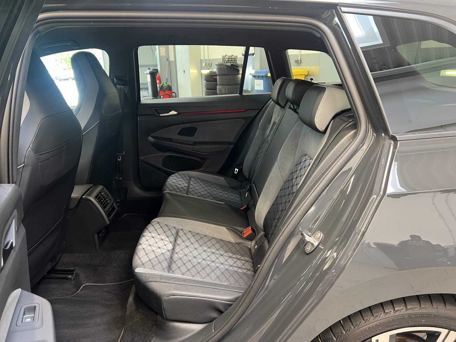 Golf VIII Variant 1.5 eTSI DSG R-Line IQ-Light Navi Alu-18Zoll Harmann-Kardon
