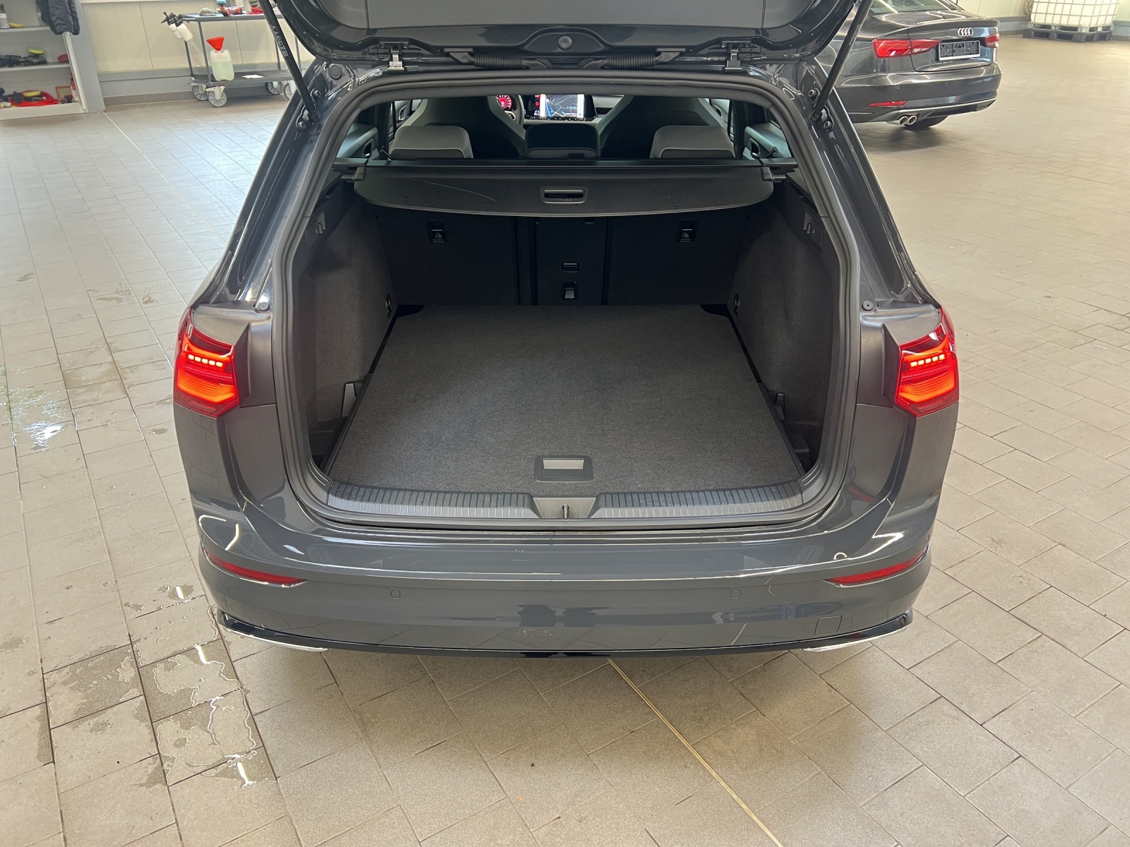 Golf VIII Variant 1.5 eTSI DSG R-Line IQ-Light Navi Alu-18Zoll Harmann-Kardon