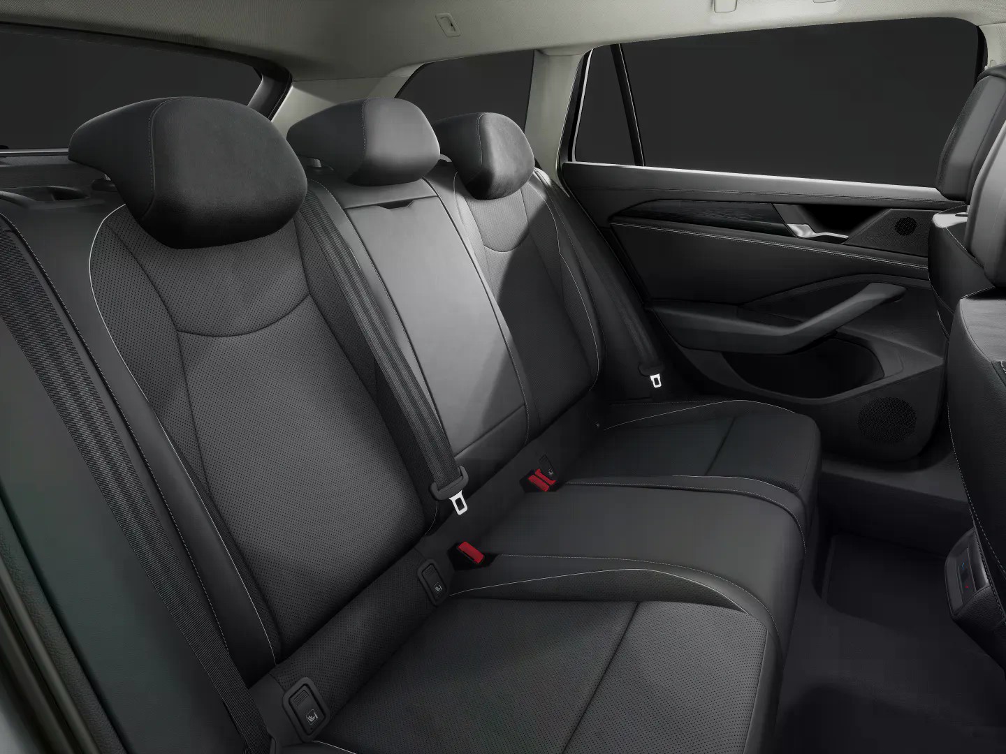 Passat Variant eTSI DSG Business LED ACC Navi AHK Ergositz Kamera