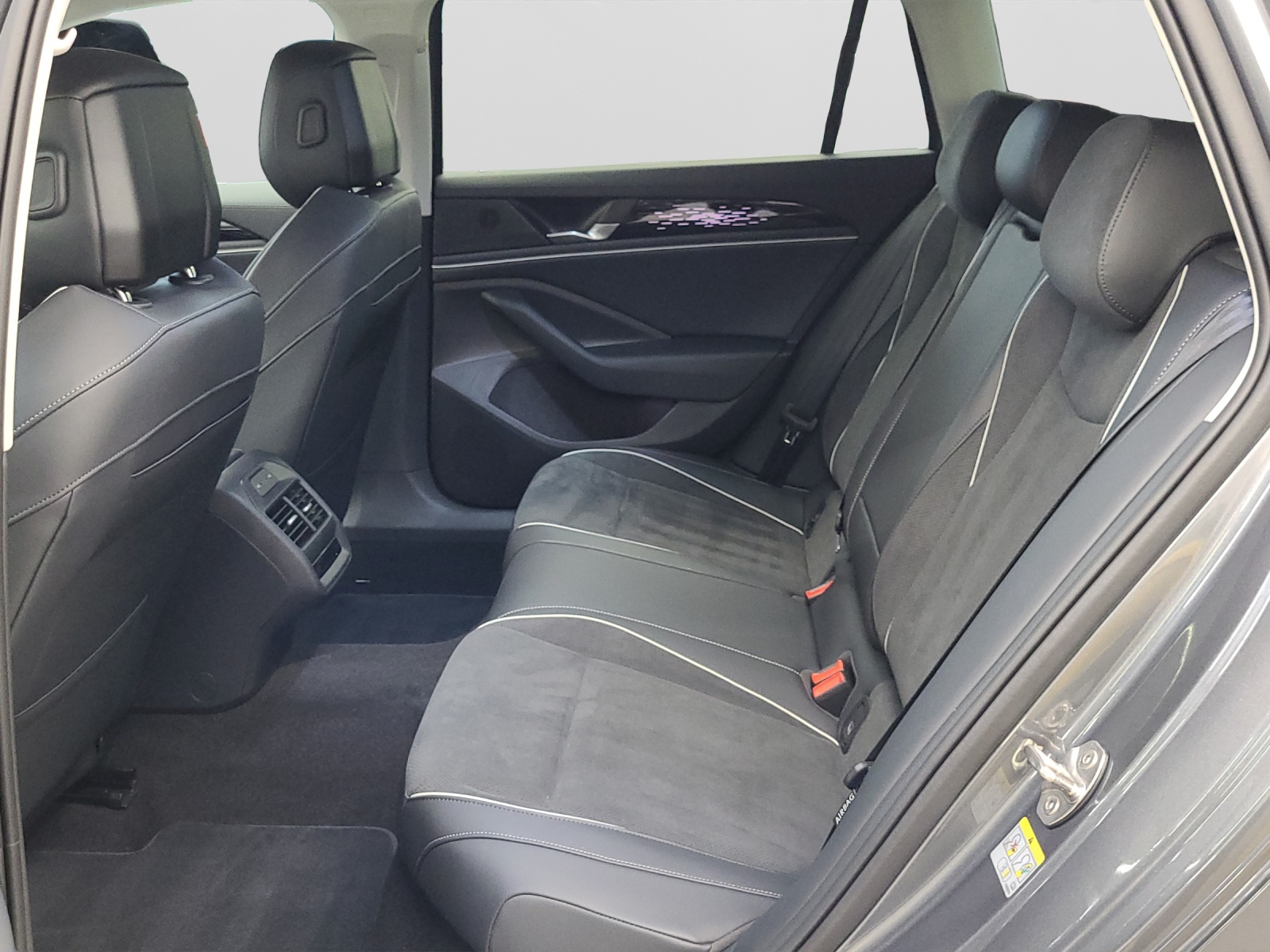 Passat Variant eTSI DSG Business LED ACC Navi AHK Ergositz Kamera
