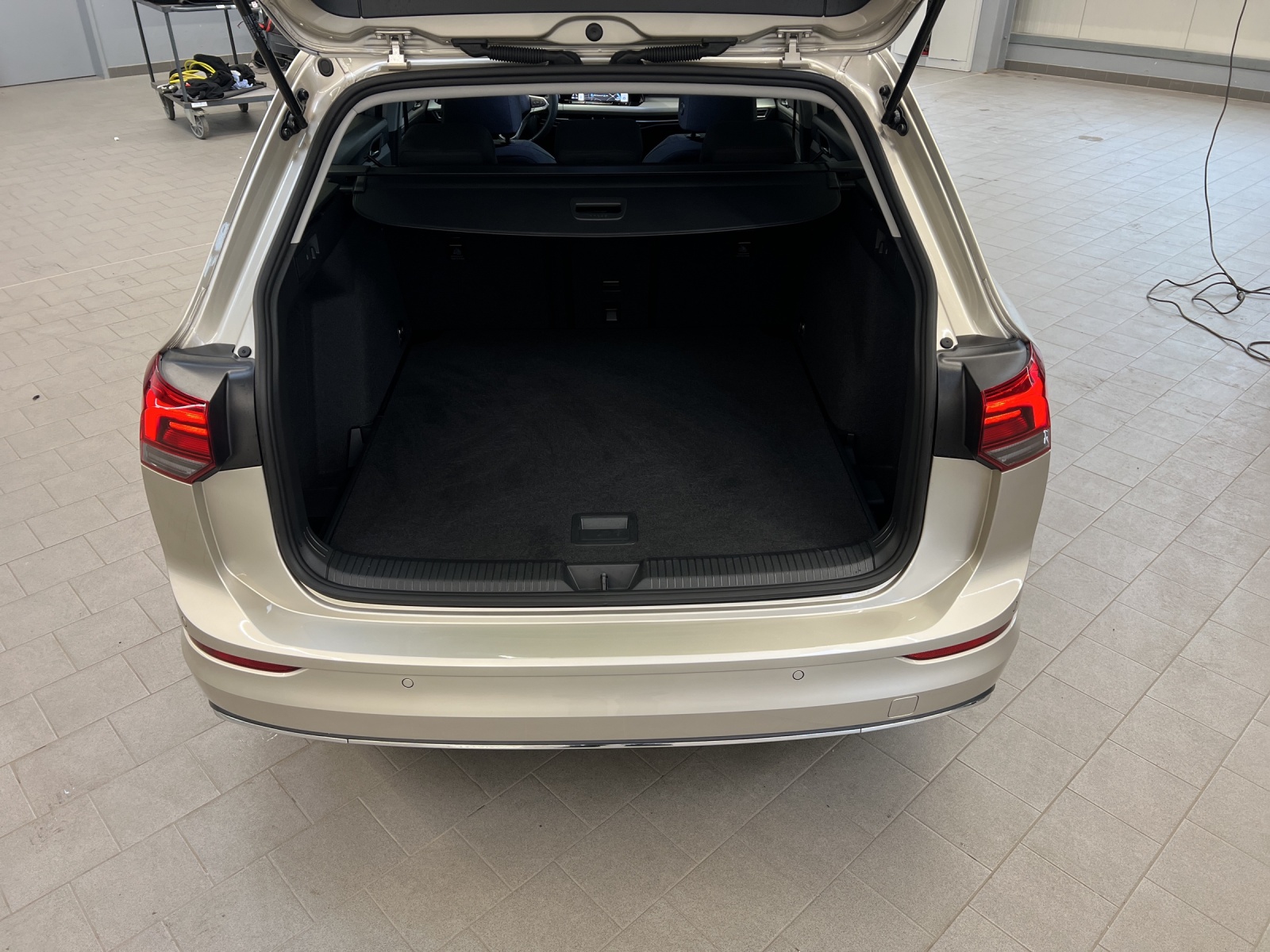 Golf VIII Variant 1.0 eTSI DSG Move LED Standheizung Navi Rückkamera ACC