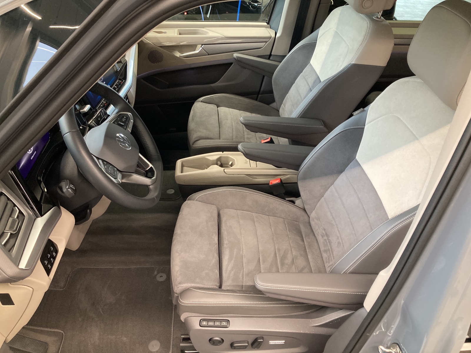 T7 Multivan Style 2.0 TDI DSG LÜ AHK IQ Navi Pano AGR Sitze 7 Sitze