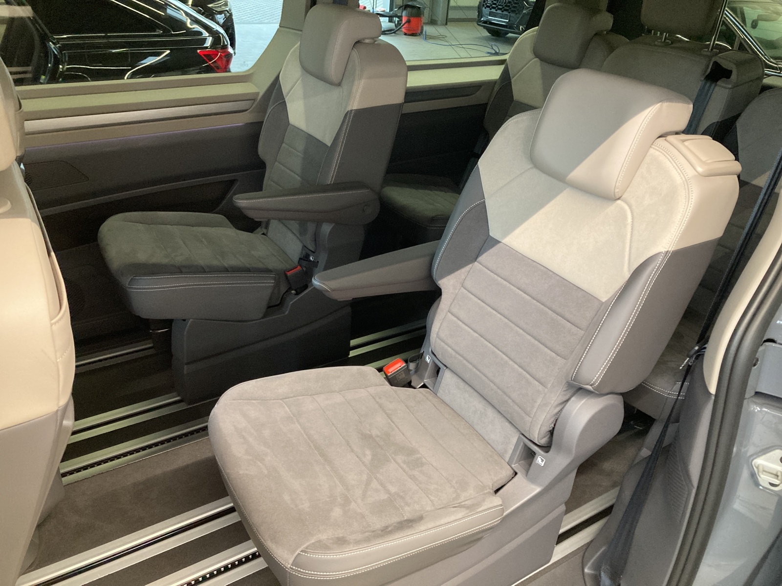 T7 Multivan Style 2.0 TDI DSG LÜ AHK IQ Navi Pano AGR Sitze 7 Sitze