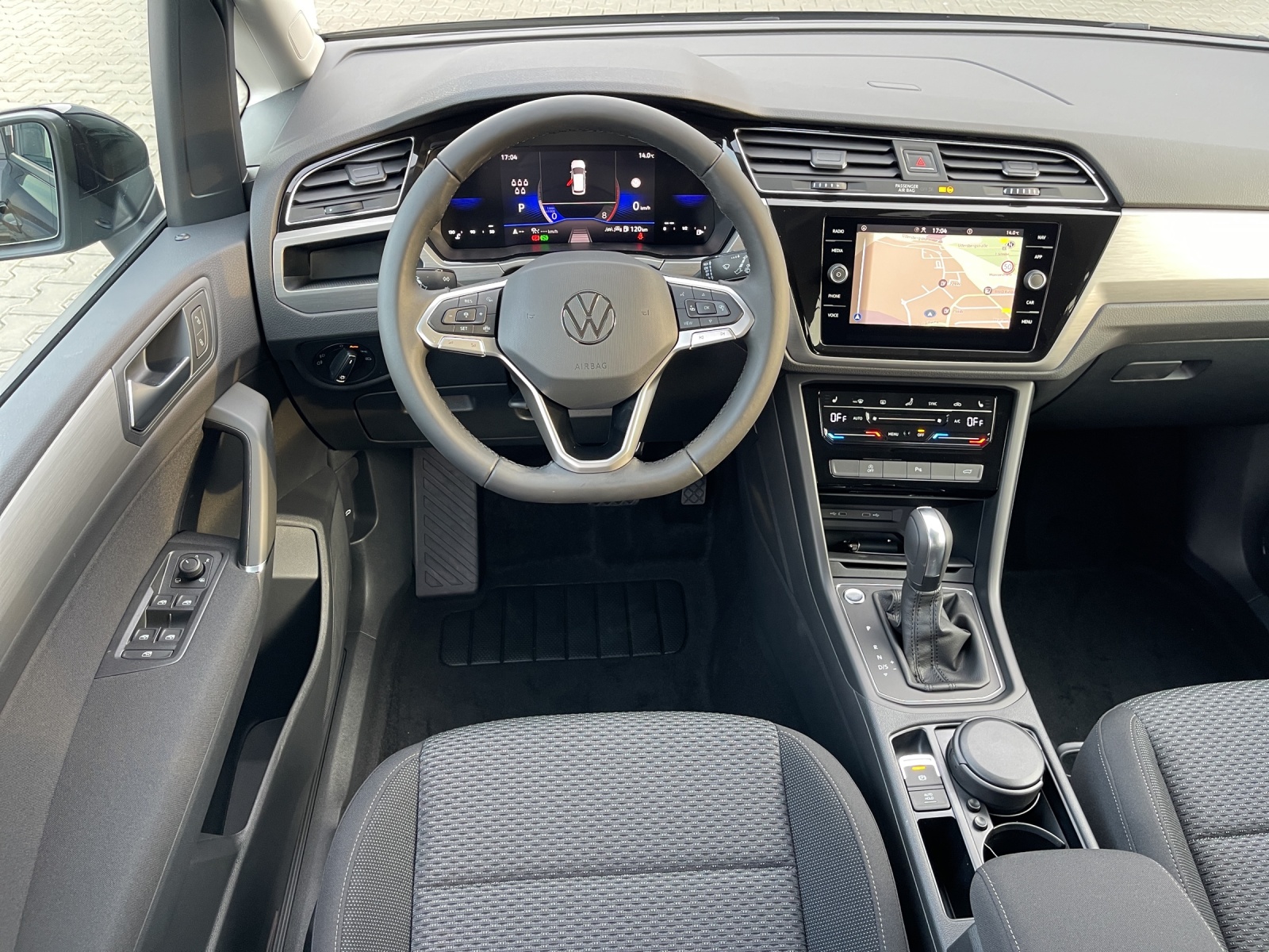 Touran 1.5 TSI DSG Comfortline 7-Si. ACC LED Navi Alu-17Zoll
