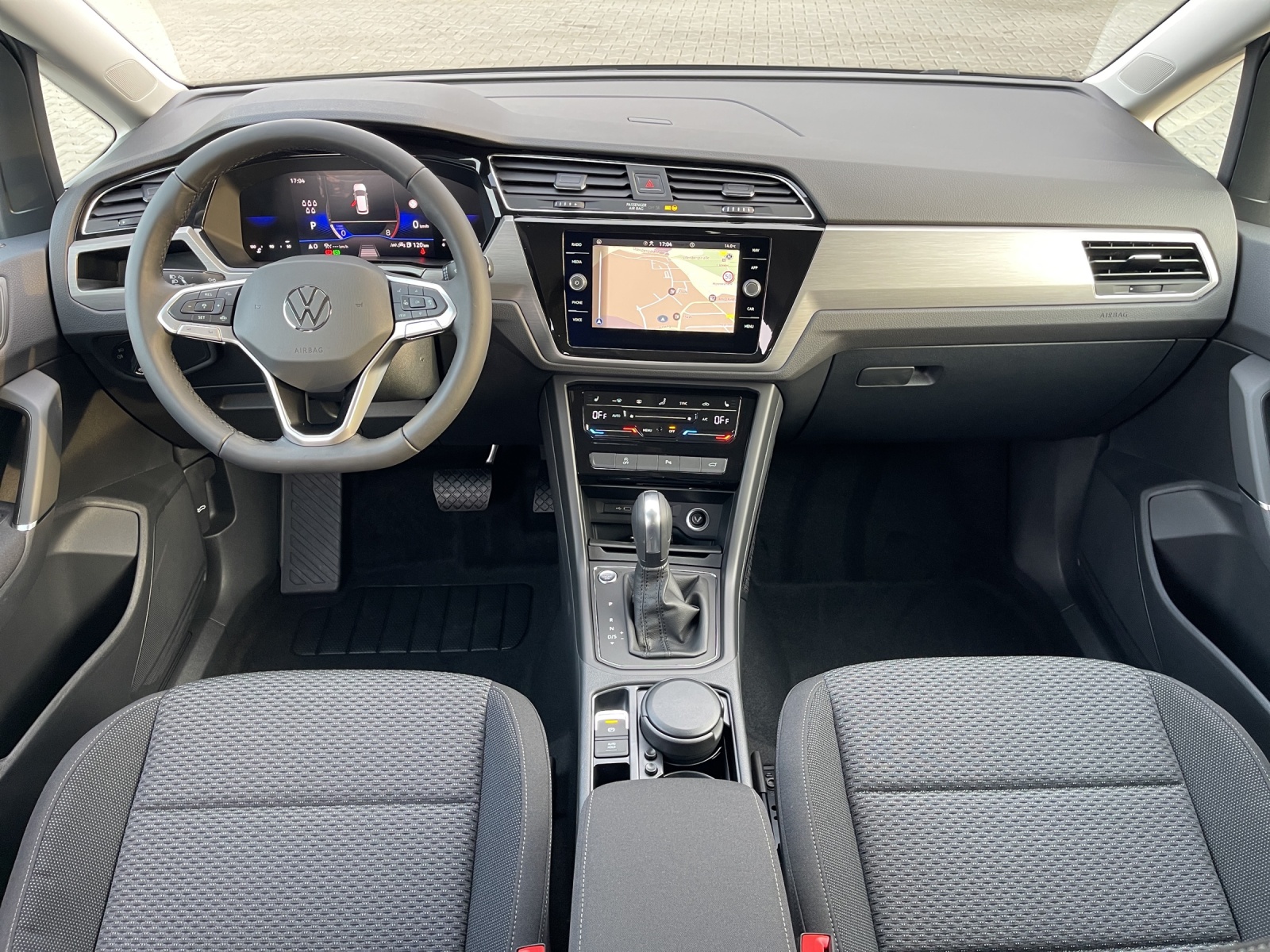 Touran 1.5 TSI DSG Comfortline 7-Si. ACC LED Navi Alu-17Zoll