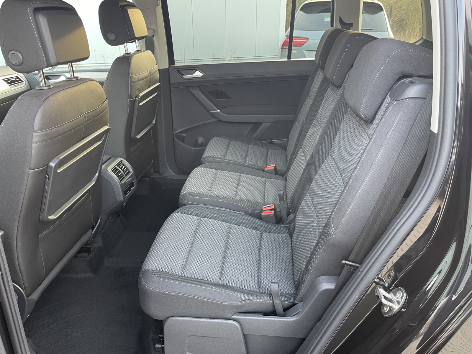 Touran 1.5 TSI DSG Comfortline 7-Si. ACC LED Navi Alu-17Zoll