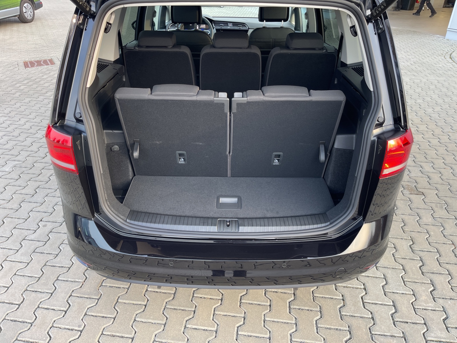Touran 1.5 TSI DSG Comfortline 7-Si. ACC LED Navi Alu-17Zoll