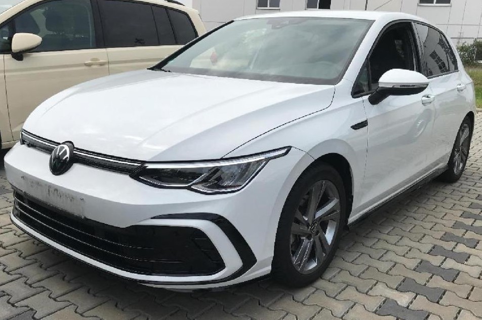 Golf VIII 1.5 eTSI DSG R-Line LED TravelAssist Navi