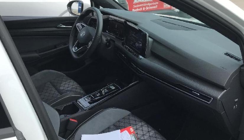 Golf VIII 1.5 eTSI DSG R-Line LED TravelAssist Navi