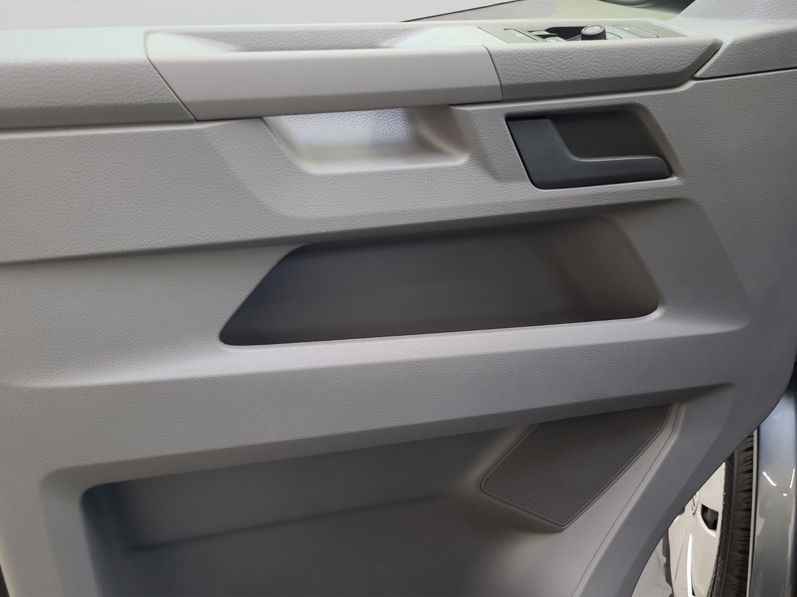 T6 Transporter Kombi 6.1 TDI DSG LR 9 Sitzer Navi Doppelklima PDC Kamera