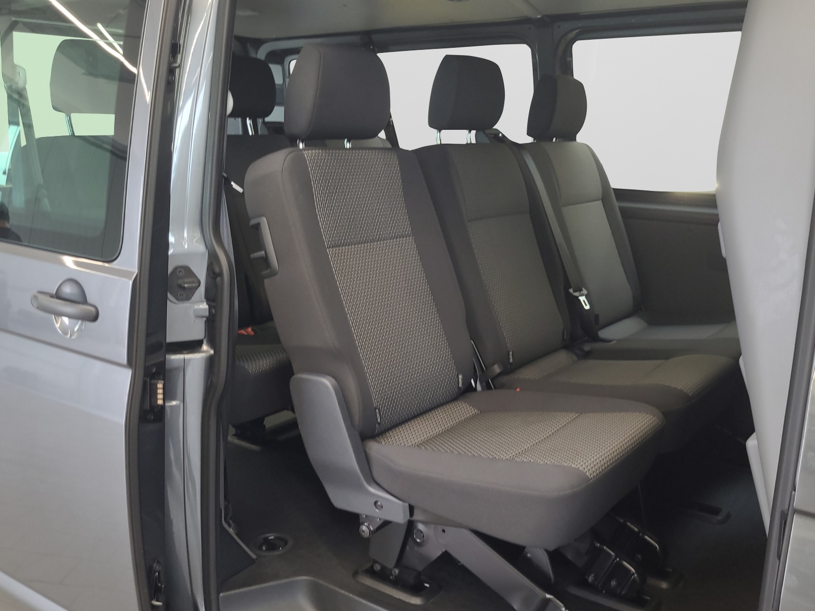 T6 Transporter Kombi 6.1 TDI DSG LR 9 Sitzer Navi Doppelklima PDC Kamera