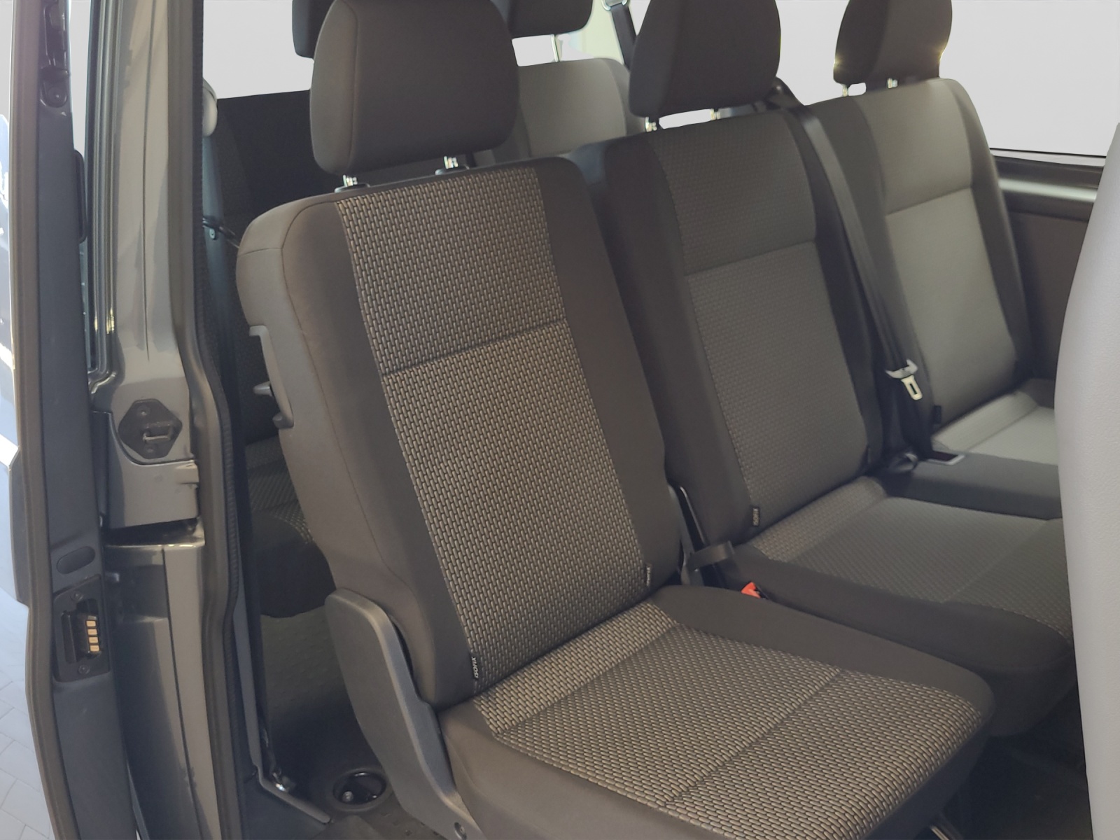 T6 Transporter Kombi 6.1 TDI DSG LR 9 Sitzer Navi Doppelklima PDC Kamera