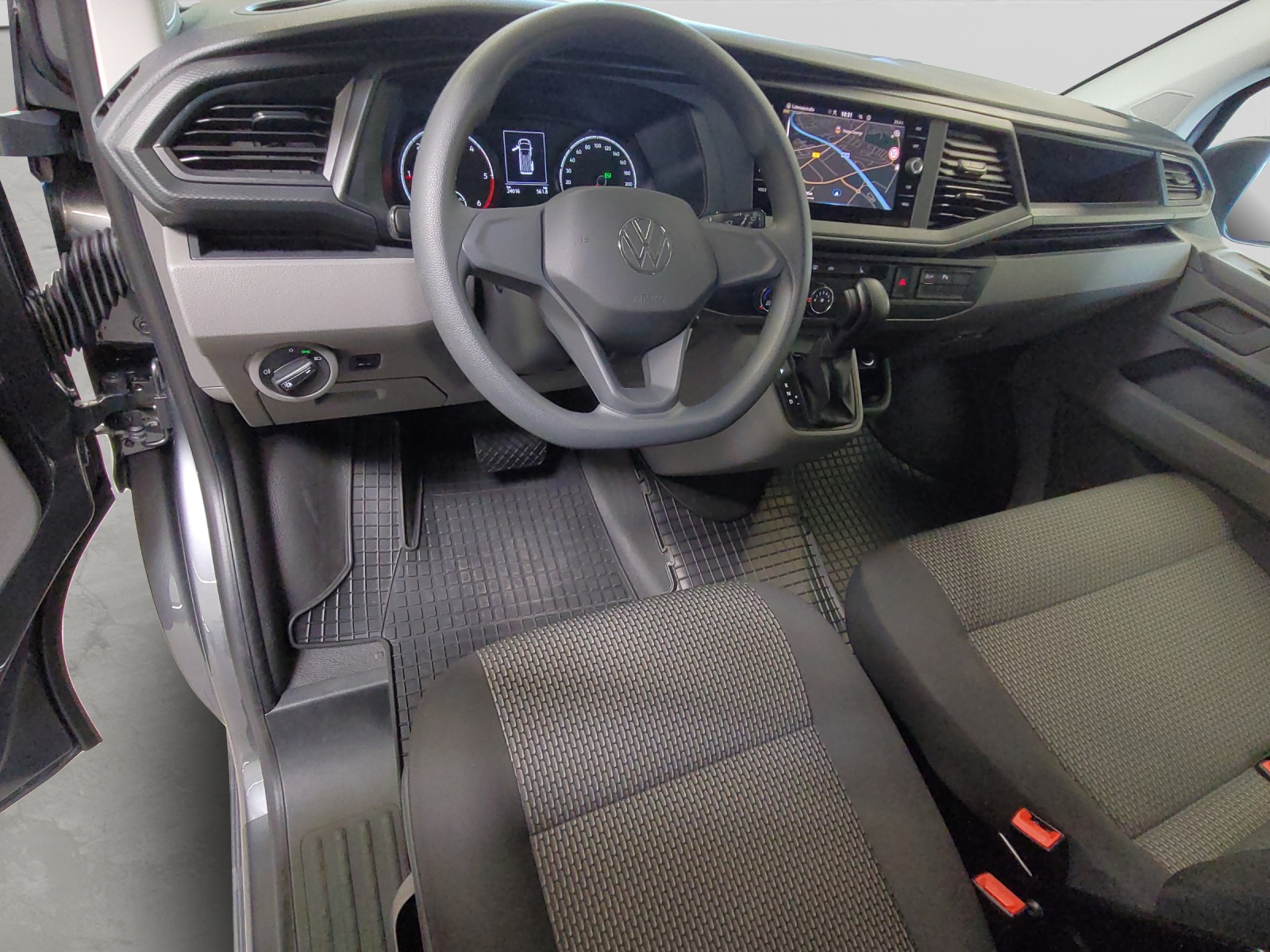 T6 Transporter Kombi 6.1 TDI DSG LR 9 Sitzer Navi Doppelklima PDC Kamera